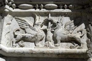 venedig, italien - 15. september 2019 - dogenherzoglicher palast hauptstadt der säule am wegerand skulptur detail foto