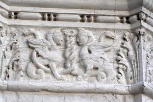 venedig, italien - 15. september 2019 - dogenherzoglicher palast hauptstadt der säule am wegerand skulptur detail foto