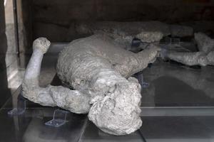 neapel, italien - 1. februar 2020 - pompei ruinen statue begrabene leiche foto