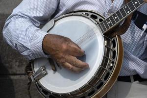 Straßenkünstler spielt Banjo-Musiker Detail der Hände foto