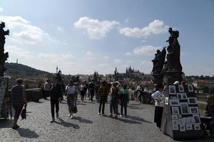 prag, tschechische republik - 15. juli 2019 - die karlsbrücke ist im sommer voller touristen foto