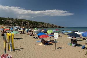 noto, italien - 18. juli 2020 - calamosche strand voller menschen ohne soziale distanzierung nach der coronavirus-quarantäne foto