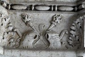 venedig, italien - 15. september 2019 - dogenherzoglicher palast hauptstadt der säule am wegerand skulptur detail foto