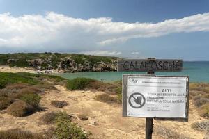 noto, italien - 18. juli 2020 - calamosche strand voller menschen ohne soziale distanzierung nach der coronavirus-quarantäne foto