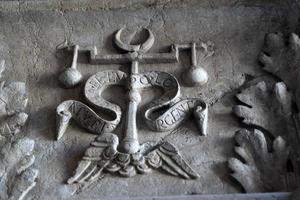 venedig, italien - 15. september 2019 - dogenherzoglicher palast hauptstadt der säule am wegerand skulptur detail foto