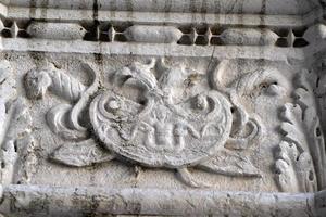 venedig, italien - 15. september 2019 - dogenherzoglicher palast hauptstadt der säule am wegerand skulptur detail foto