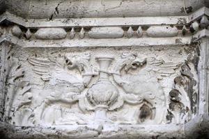 venedig, italien - 15. september 2019 - dogenherzoglicher palast hauptstadt der säule am wegerand skulptur detail foto