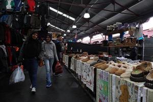 Melbourne, Australien - 15. August 2017 - Leute, die auf dem Markt kaufen foto