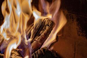 Flammen auf Holz im Kamin foto