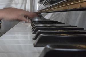 Hände spielen Klavier, während sie sich bewegen foto