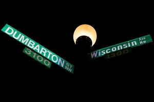 georgetown dumbarton und wisconsin avenue zeichen foto