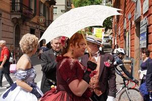 genua, italien - 5. mai 2018 - kleiderparade des 19. jahrhunderts für die euroflora-ausstellung im einzigartigen szenario der nervi foto