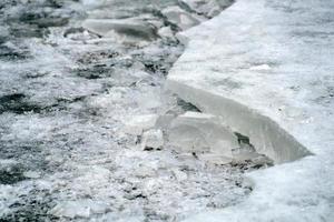 Eiszapfen gefrorenes Eis auf Grassee foto