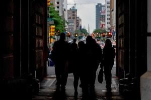 leute, die die tür des rathauses in der philadelphia street überqueren foto