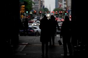 leute, die die tür des rathauses in der philadelphia street überqueren foto