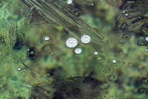 Luftblase im gefrorenen Eisseewasser eingeschlossen foto