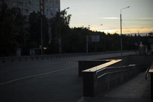 Stadt am Morgen. Straße vor der Morgendämmerung. leere Straße. foto