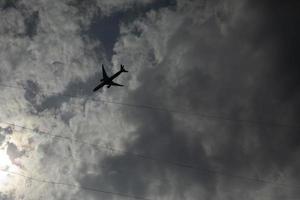 Flugzeug unter Wolken. Luftverkehr im Himmel. Flugdaten. foto