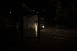 Licht in der Nacht auf der Straße. Nachtbus. dunkler Rahmen. foto