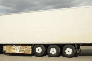 LKW-Anhänger ist weiß. Karosserie eines großen Lastwagens. foto
