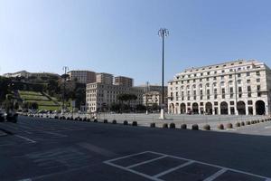 genua, italien - 5. april 2020 - die straßen der innenstadt sind aufgrund der covid-quarantäne des coronavirus wüste foto