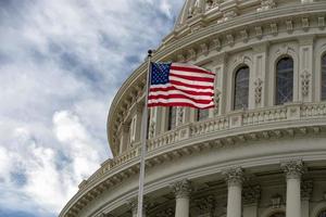 Washington DC Capitol mit wehender Flagge foto