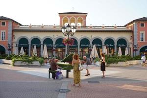 serravalle scrivia, italien - 24. juni 2017 - die verkaufssaison in designer outled beginnt foto