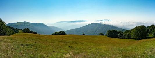 Berge und Wolkenpanorama foto