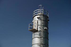 metallische silos am hellblauen himmel foto