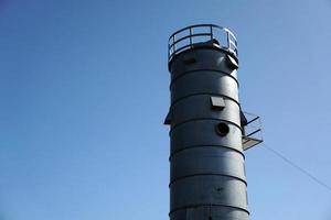 metallische silos am hellblauen himmel foto
