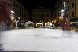 chiavari, italien - 23. dezember 2018 - historische mittelalterliche stadt eislaufen ist geöffnet foto