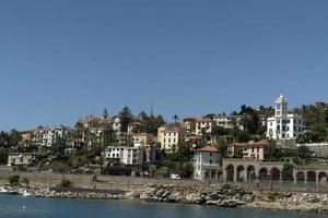 Blick auf das Dorf Bordighera vom Meer aus foto