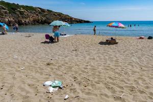 Müll am Strand von Calamosche in Sizilien Italien foto