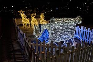 weihnachtsmann-schlittenstraßendekorationen und -lichter foto