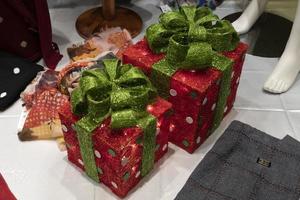 Beleuchtete weihnachtliche rote Geschenkbox im italienischen Shop foto