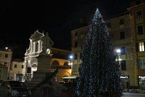 chiavari, italien - 23. dezember 2018 - historische mittelalterliche stadt ist voller menschen für weihnachten foto