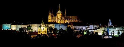 Blick auf die Prager Burg bei Nacht foto