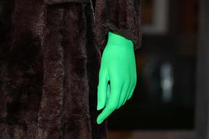 grüne hand auf tierfellkleidung detail foto