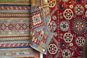 persischer teppich alt antik jahrgang im bazar shop markt foto