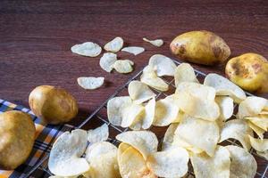 einige frisch gebratene Kartoffelchips foto