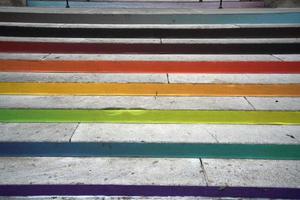 regenbogenfahne fußgängerkreuzung foto