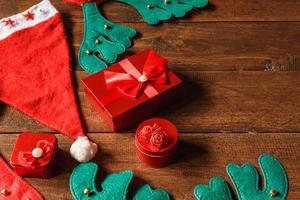 rote Geschenkbox und Weihnachtsmütze foto