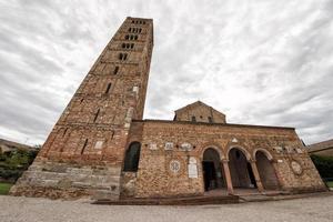 pomposa kirche abtei kuppel außenansicht foto