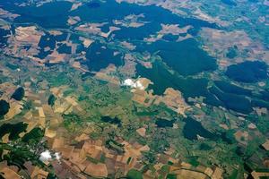 Luftaufnahme der bewirtschafteten Felder foto