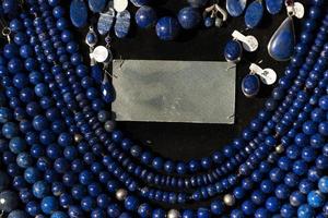 Lapislazuli Halskette Ohrringe Schmuck auf Ausstellungsstand in einem Ladenmarkt foto