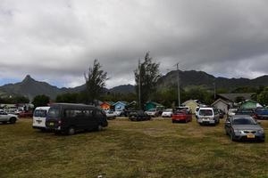 rarotonga, cookinseln - 19. august 2017 - touristen und einheimische am beliebten samstagsmarkt foto