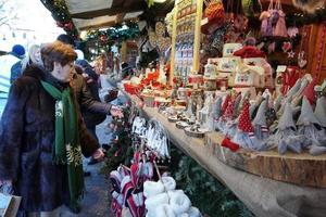 trento, italien - 9. dezember 2017 - leute am traditionellen weihnachtsmarkt foto