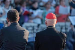 genua, italien - 26. mai 2017 - kardinal angelo bagnasco, der an der vorbereitung für die messe von papst franziskus in kennedy place teilnimmt foto