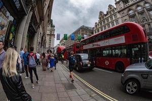 London, England - 16. Juli 2017 - Touristen und Einheimische im überlasteten Stadtverkehr am Piccadilly Circus foto