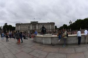 London, England - 15. Juli 2017 - Touristen fotografieren im Buckingham Palace foto